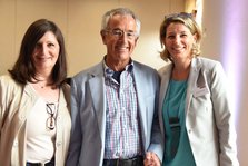 Marisa Jesacher (l) mit Stephan Schulmeister und Anita Hußl-Arnold